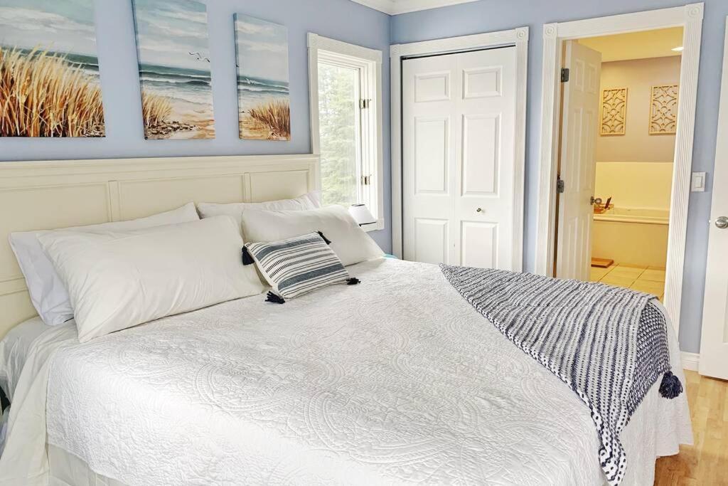 New Listing Beach Bliss 211! Stunning Bay View Traverse City Exterior photo